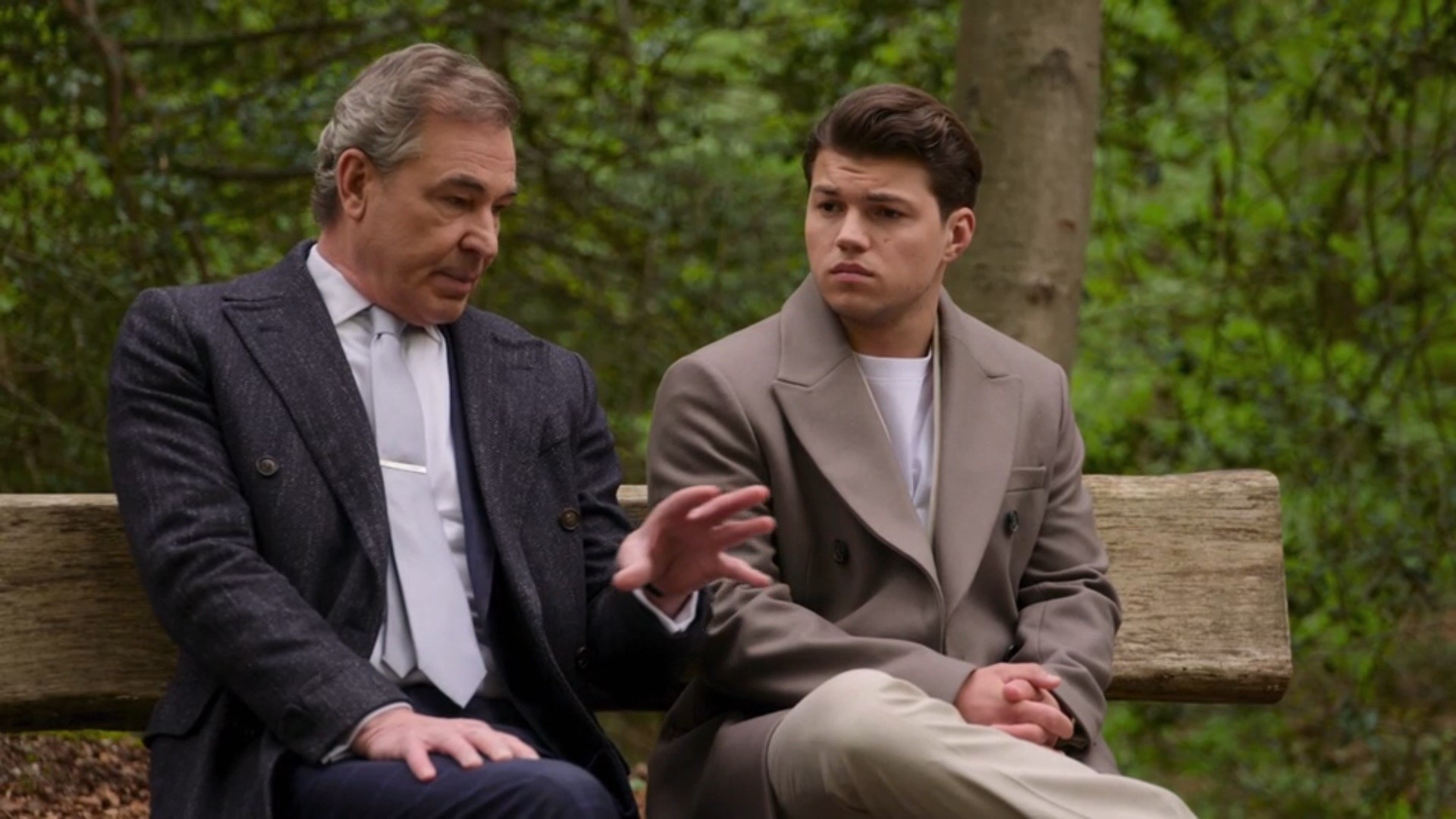 Ludo neemt Valentijn zogenaamd in vertrouwen.